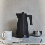 Alessi Plissé vedenkeitin lämmönsäädöllä, 1,7 L, musta, sisustuskuva