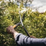 Fiskars PowerGear X hedge shear HSX92, decoration image