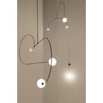 Michael Anastassiades Mobile Chandelier 13 riippuvalaisin, musta patinoitu messinki, sisustuskuva