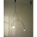 Michael Anastassiades Mobile Chandelier 9 riippuvalaisin, musta patinoitu messinki, sisustuskuva