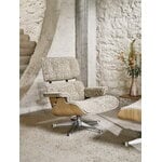 Vitra Eames Lounge Chair & Ottoman, new size, chestnut - Nubia cream/sand, decoration image