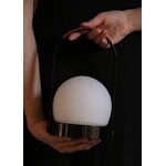 Audo Copenhagen Carrie lampe de table portable, Anniv. Ed., IP44, acier, noir - cuir, image décorative