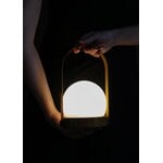 Audo Copenhagen Carrie lampe de table portable, Anniv. Ed., IP44, acier, brun doré - cuir, image décorative