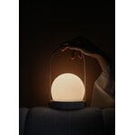 Audo Copenhagen Carrie lampe de table portable, Anniv. Ed., IP44, acier, bleu lin - cuir, image décorative