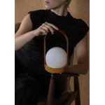 Audo Copenhagen Carrie lampe de table portable, Anniv. Ed., IP44, acier, brun doré - cuir, image décorative