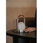 Audo Copenhagen Carrie lampe de table portable, Anniv. Ed., IP44, aluminium brossé - cuir, image décorative