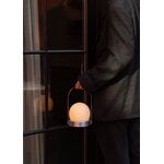Audo Copenhagen Carrie lampe de table portable, Anniv. Ed., IP44, aluminium brossé - cuir, image décorative