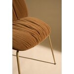 GUBI Beetle Soft matstol, conic antik mässing - Sunday 112 brun, dekorationsbild