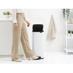 Brabantia Bo Pedal Bin 30 L, blanco, imagen de decoración