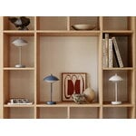 Fritz Hansen Clam Portable ladattava pöytävalaisin, dusk blue, sisustuskuva