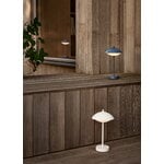 Fritz Hansen Clam Portable ladattava pöytävalaisin, dusk blue, sisustuskuva