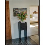 Ferm Living Scarni Pedestal kaappi, tummaksi petsattu saarni, näkymä 2