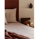Ferm Living Fino päiväpeitto, 250 x 240 cm, terracotta - off-white, sisustuskuva