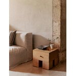 Ferm Living Kuben yöpöytä 1x1, lakattu luonnonvärinen tammiviilu, sisustuskuva