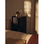 Ferm Living Scarni Pedestal kaappi, tummaksi petsattu saarni, näkymä 2