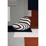 GUBI Pacha nojatuoli, pyörivä, Karakorum Stripe mustavalkoinen - musta, sisustuskuva