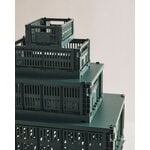 HAY Colour Crate kori, M, kierrätysmuovi, dark green, sisustuskuva
