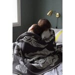 Lapuan Kankurit Kissanpäivät blanket, 90 x 130 cm, dark grey - white, decoration image