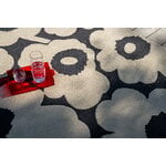 Marimekko Unikko Outdoor matto, charcoal-white, sisustuskuva
