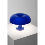 Artemide Nessino pöytävalaisin, Klein blue, special edition, sisustuskuva