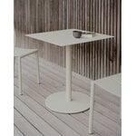 New Works May Bistro pöytä, 70 x 70 cm, vaaleanharmaa, sisustuskuva