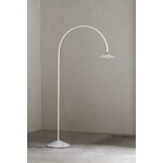 valerie_objects Standing Lamp Marble N°2, ivory, sisustuskuva