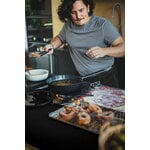 Fiskars Hard Face paistokasari kannella, 28 cm, sisustuskuva