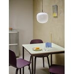 Muuto Visu, stol, träunderrede, mörk plommon, dekorationsbild