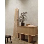 ferm LIVING Stilt sideboard, enkel, naturbetsad ek, dekorationsbild