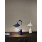 ferm LIVING Lampada portatile Arum, blu acceso