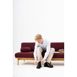 TAKT T19 Spoke Sofa with armrests, oak - dark red Kvadrat Autumn 0681, decoration image
