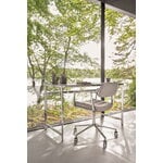 Vipp 453+ Silla giratoria, estructura pulida - Tide dark sand, con ruedas, imagen de decoración