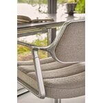 Vipp 453+ Silla giratoria, estructura pulida - Tide dark sand, con ruedas, imagen de decoración