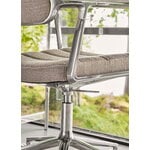 Vipp 453+ Silla giratoria, estructura pulida - Tide dark sand, con ruedas, imagen de decoración