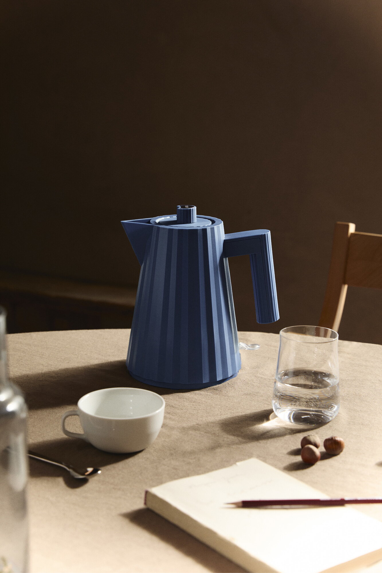 Alessi Plissé electric kettle, 1 L, blue | Finnish Design Shop