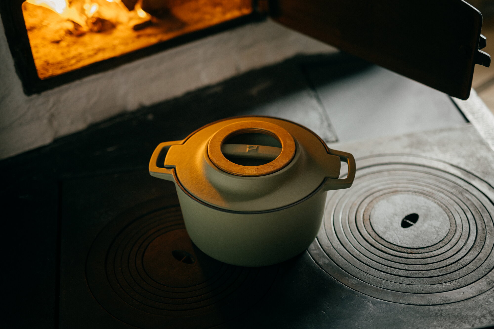 Pentola In Ghisa Smaltata Woll Iron 18cm Con Coperchio E Manici Silicone - Adatta A Induzione E Forno