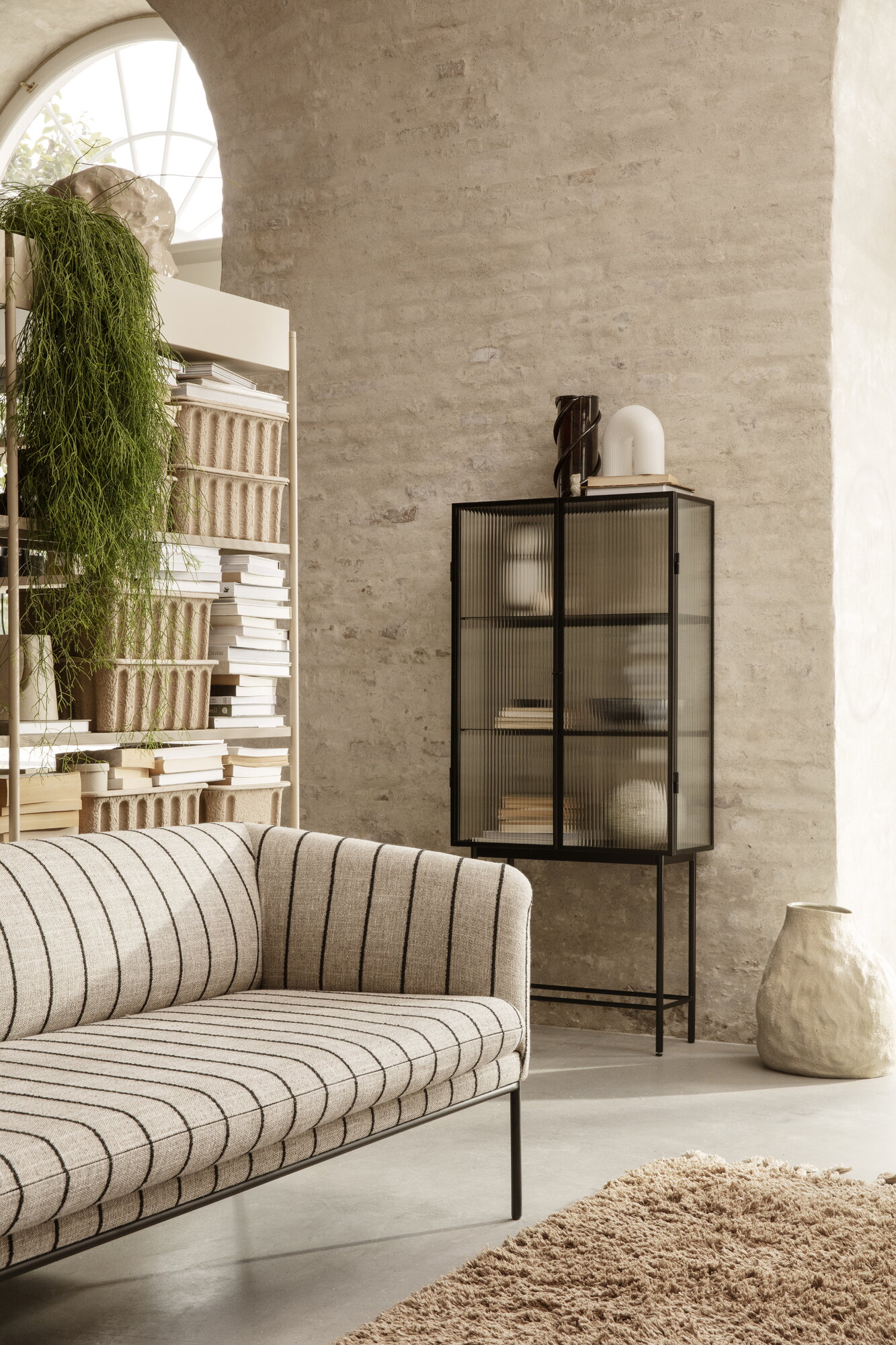 Ferm Living Haze vitriini, teksturoitu lasi, musta | Finnish Design Shop