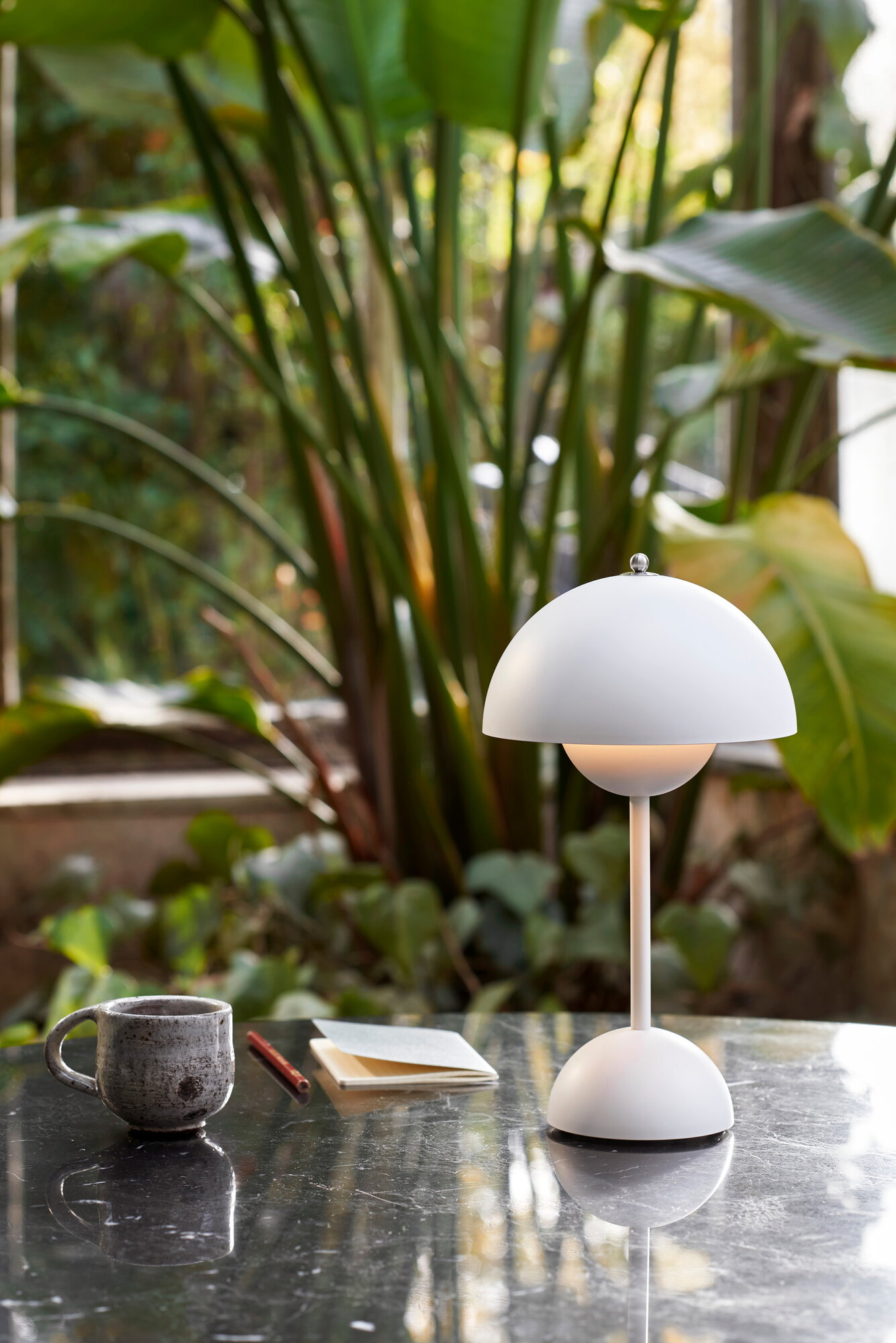 Flowerpot VP9 Verner Panton ホワイト &Tradition Flowerpot VP9 portable table lamp, matt white