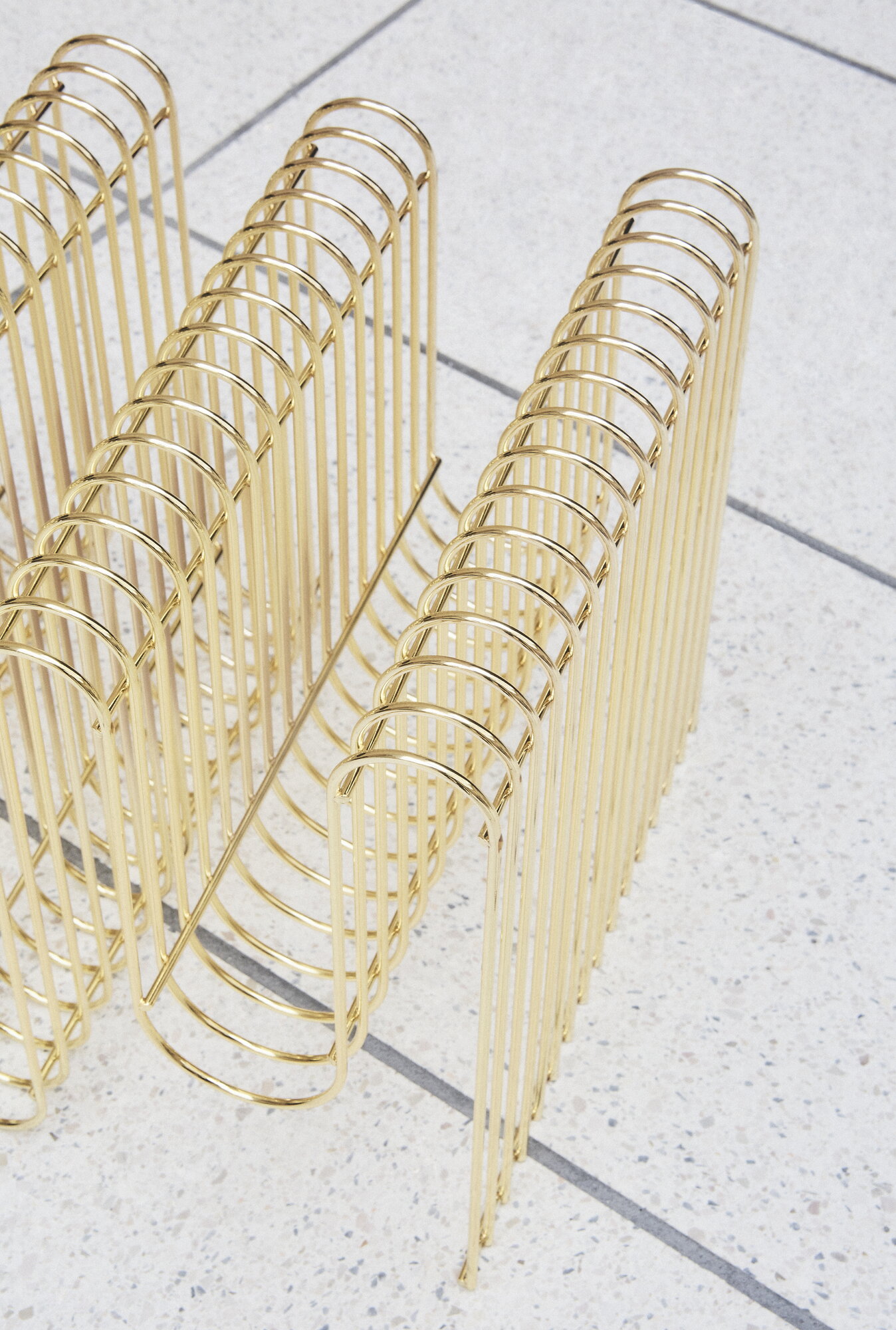 AYTM Curva magazine holder, gold | Finnish Design Shop