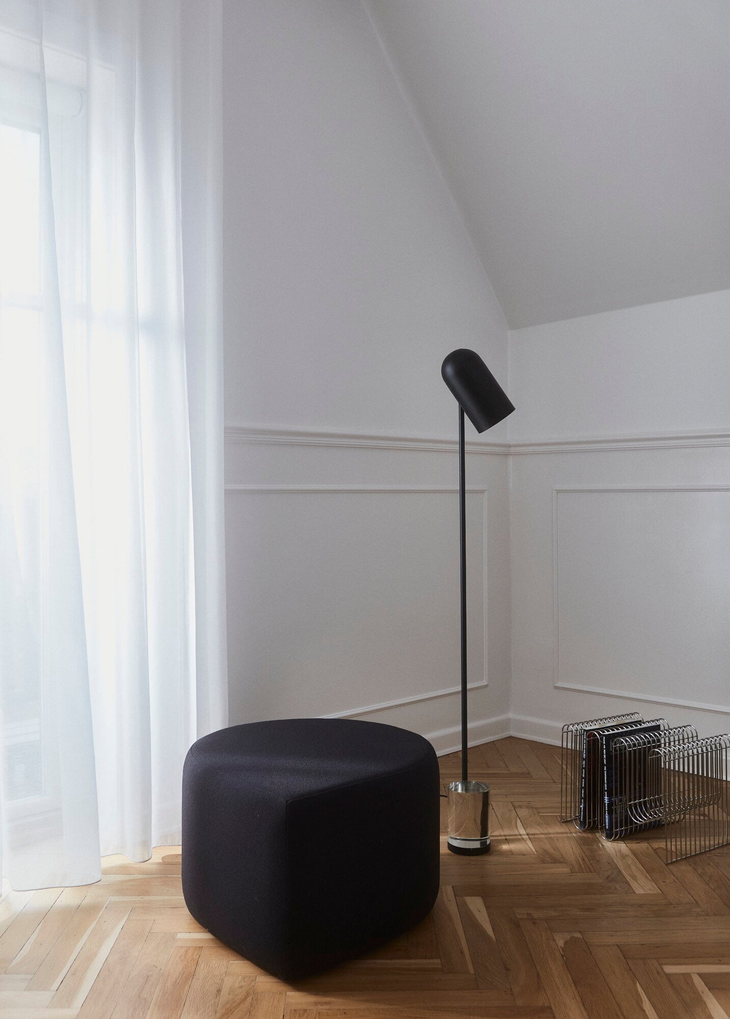 AYTM Curva magazine holder, silver | Finnish Design Shop
