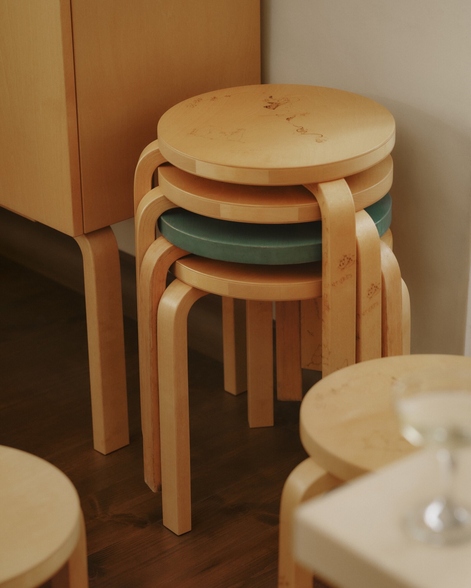 スツール Artek + Moomin Stool 60 Celebration Artek + Moomin Celebration Stool 60 - Three Legged Stool