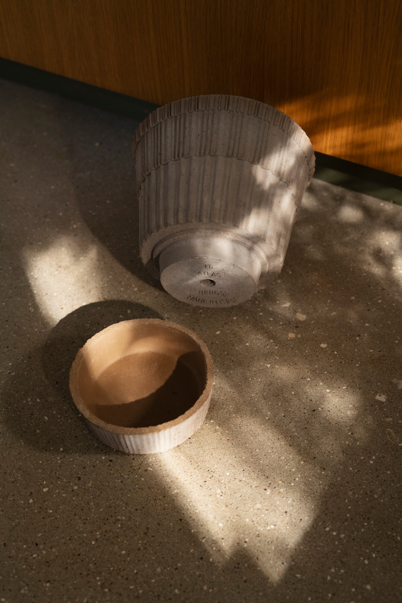 Bergs Potter Atlas flowerpot with saucer, raw grey | Finnish Design Shop