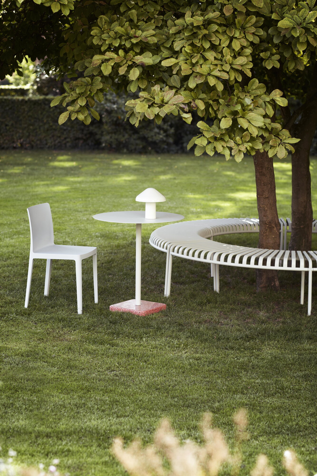 く*げ様 HAY/TERRAZZO TABLE 70センチモデル HAY Terrazzo table, 70 cm, sky grey - red | Finnish Design Shop