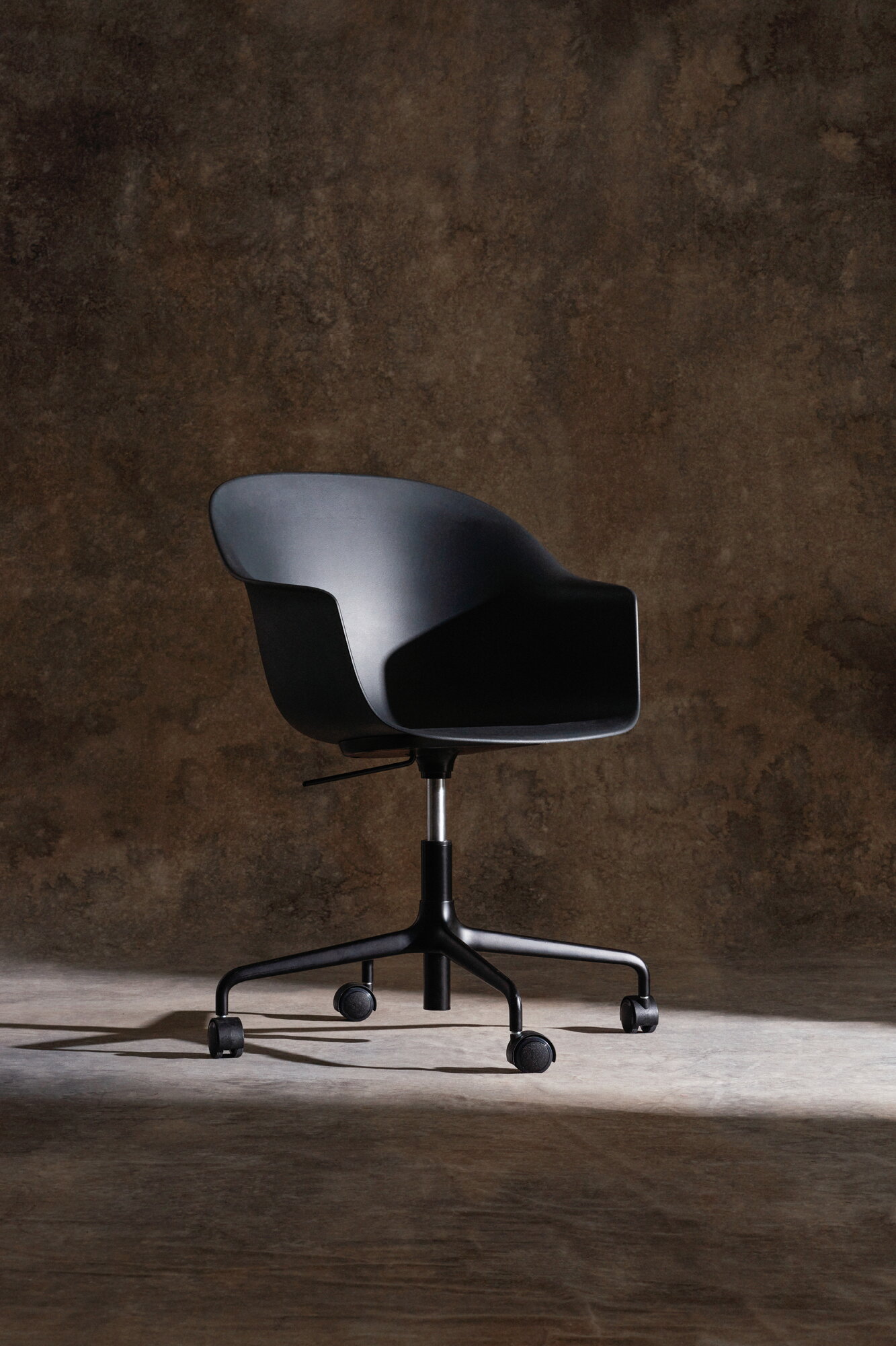 GUBI Bat meeting chair w/ castors, height-adjustable, black | Finnish ...