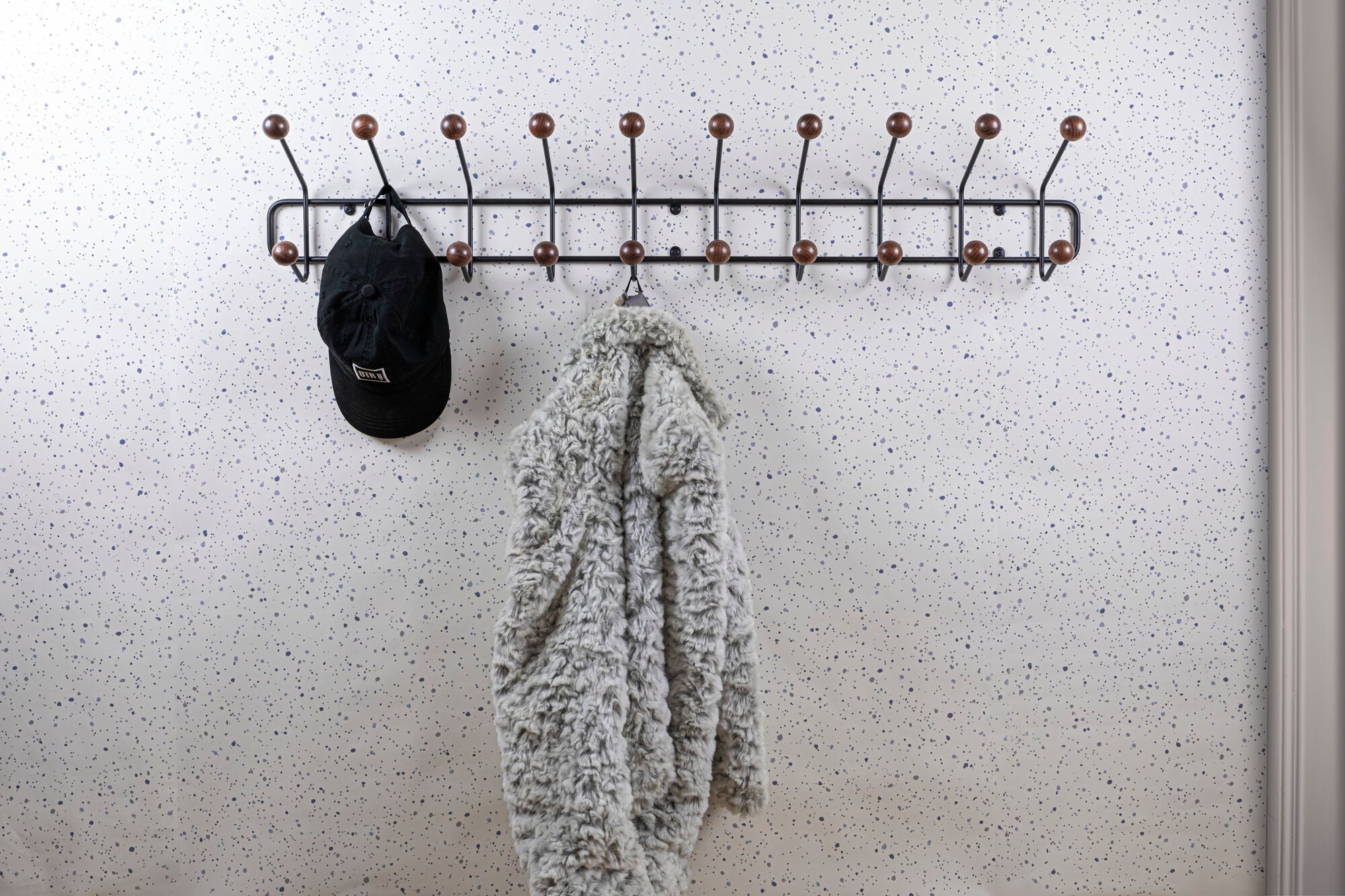 STAND APPENDIABITI IN METALLO CON RUOTE ATTACCAPANNI CON RIPIANI ASTA 56X35X165CM