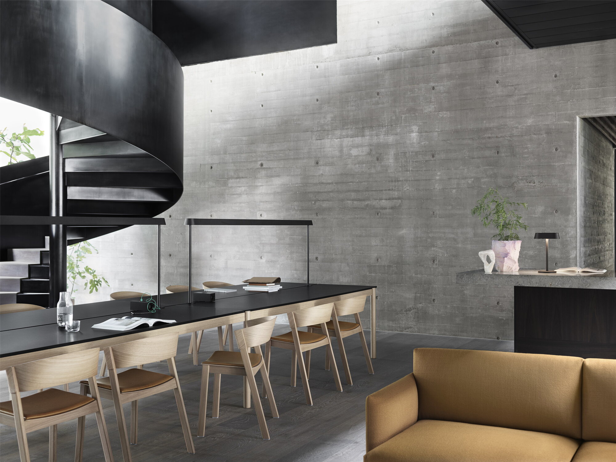 Muuto Linear table lamp, black | Finnish Design Shop UK