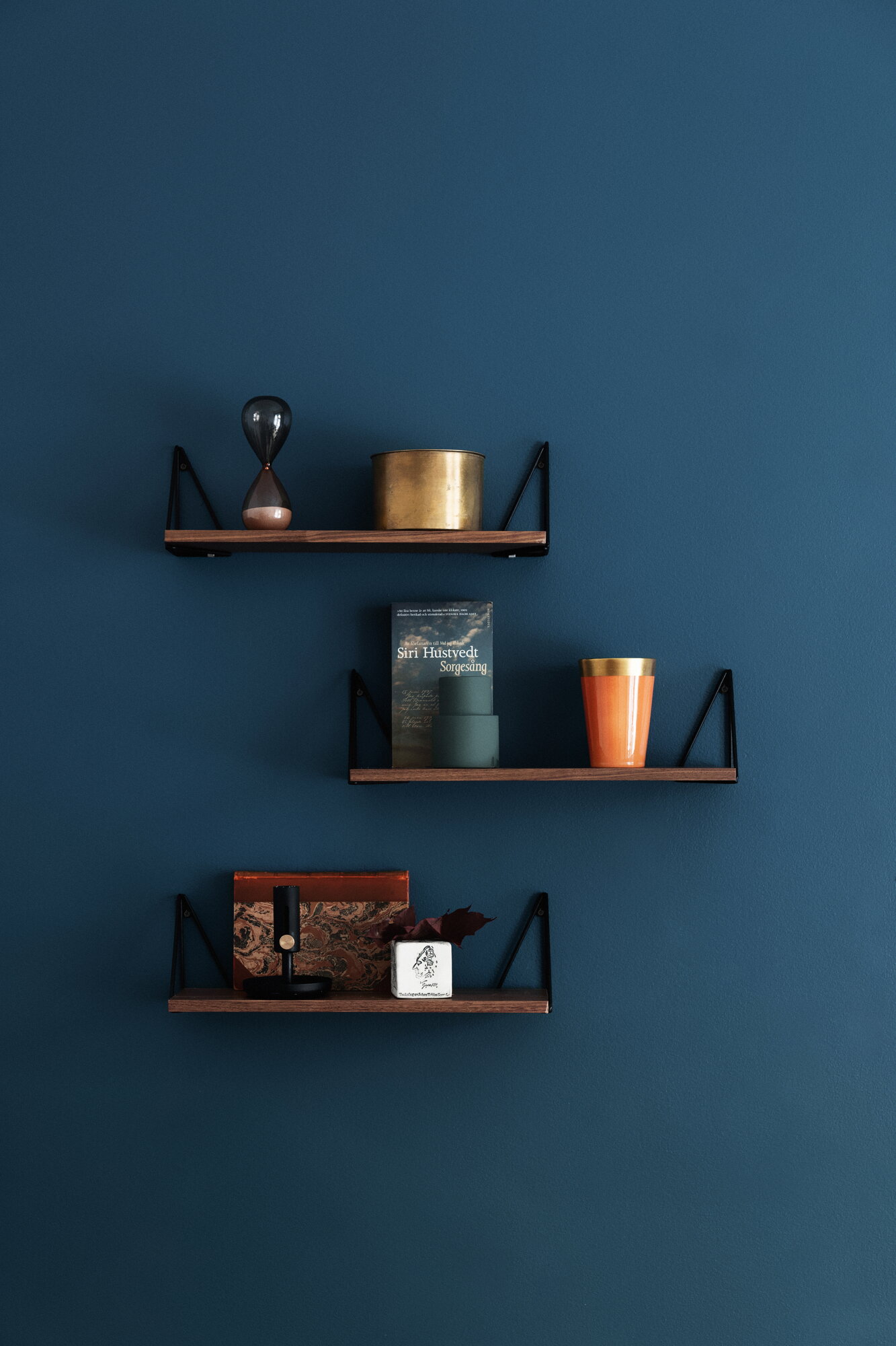 Maze Pythagoras XS shelf with brackets, walnut - black | Finnish