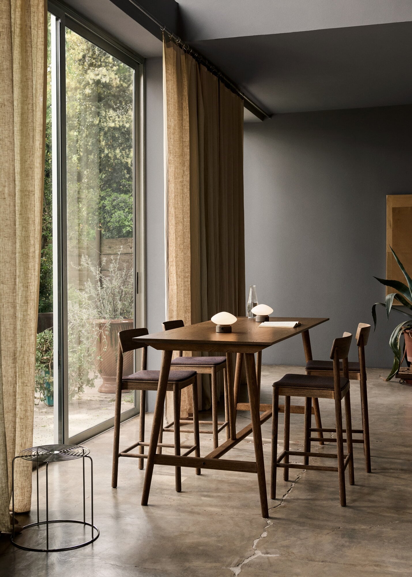 atlast&co butcher products 141/2 ヘリンボーン Burke Bed with Tall Footboard | Wooden Spindle Bed | Ethan Allen