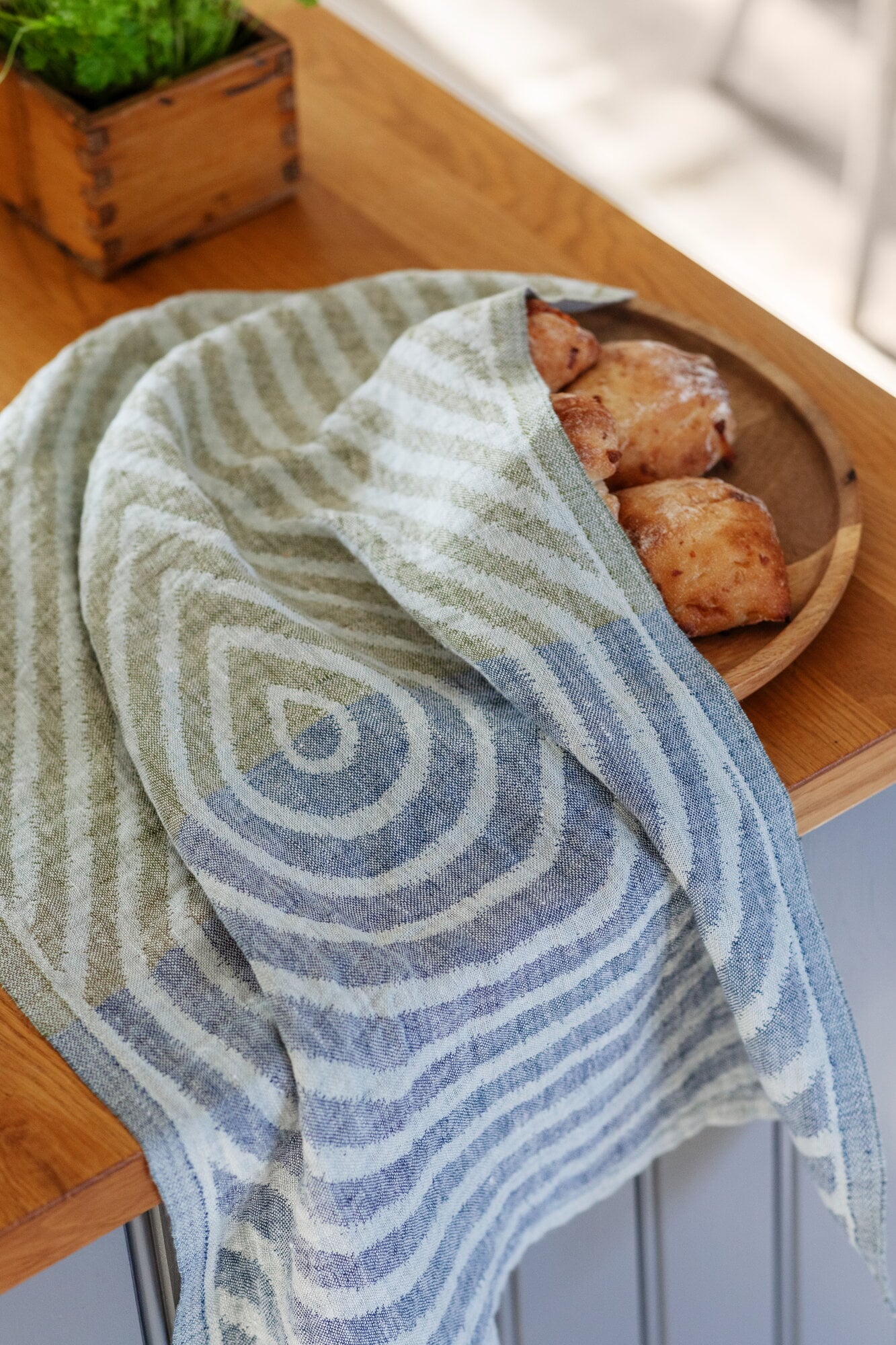 Lapuan Kankurit Serviette de main Metsälampi, gris - myrtille - olive