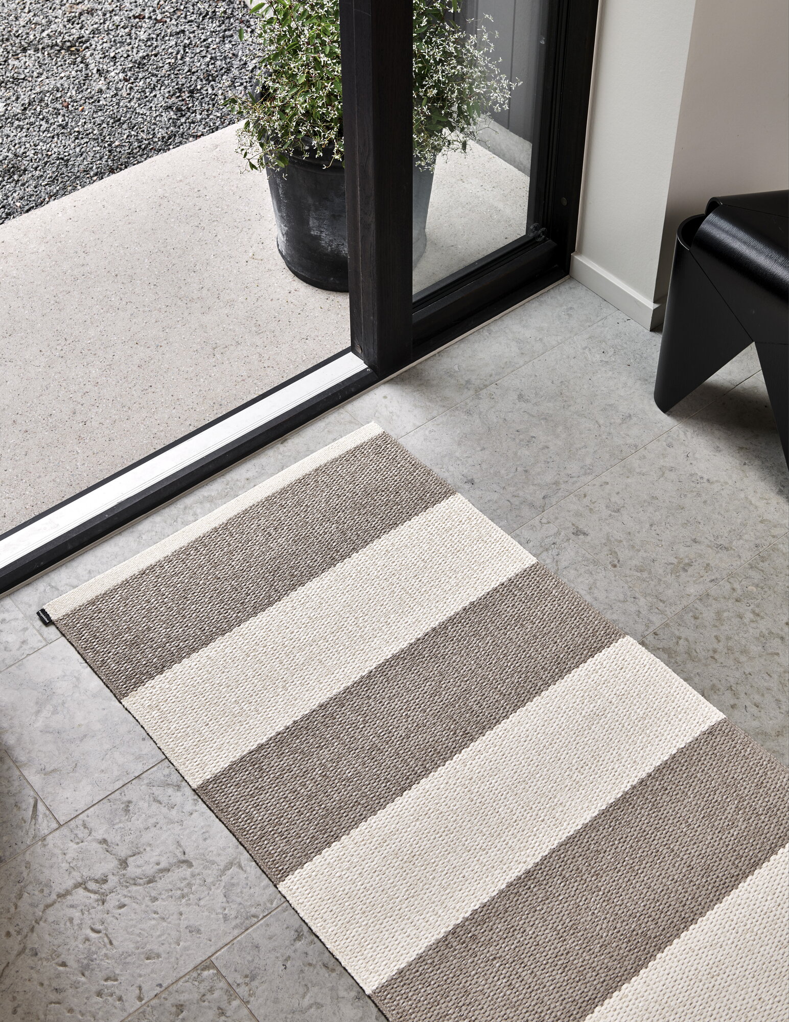 papelina bob 225 (70 x 225cm) パペリナ　ボッブ Pappelina Bob rug, 70 x 225 cm, mud - vanilla | Finnish Design Shop